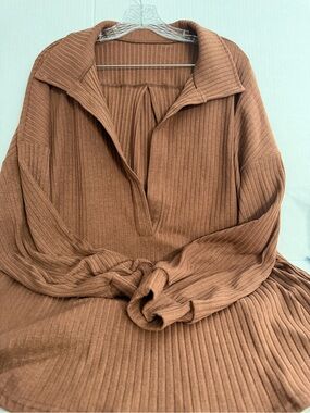 Fishes Ribbed V-Neck Collared Sweater in Brown